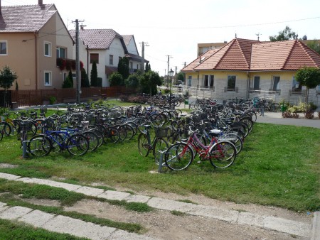 A kerékpárparkolót lebetonozni sem kell!