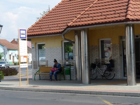 Kerékpárt a falhoz támasztani szabad!